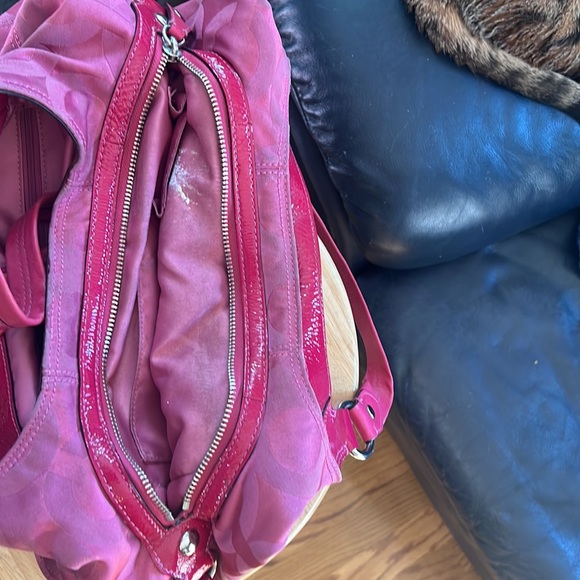 Used coach purse. This is a used purse that does show signs of wear. - Picture 4 of 6